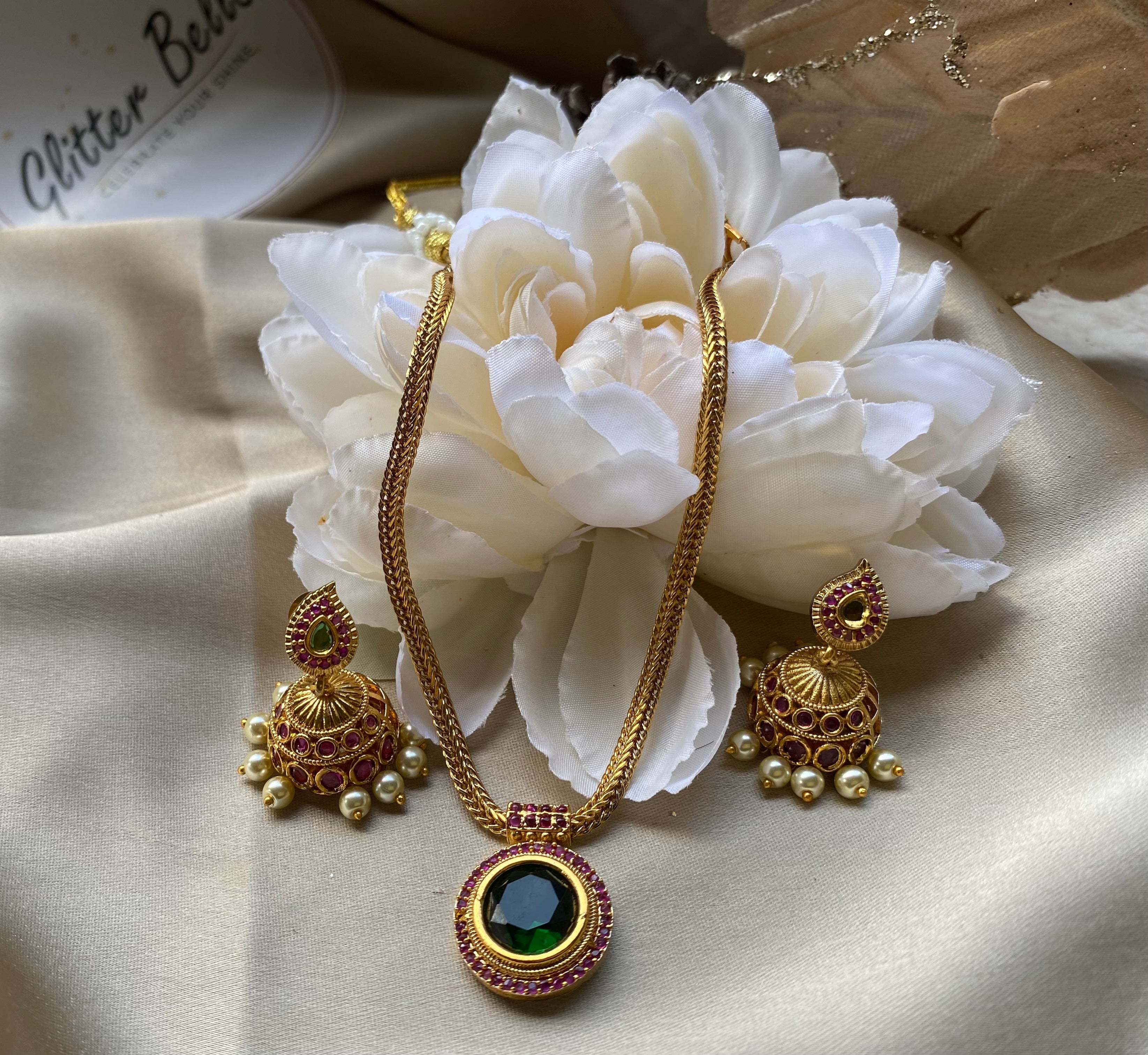 Gold-plated necklace with emerald-green stone pendant