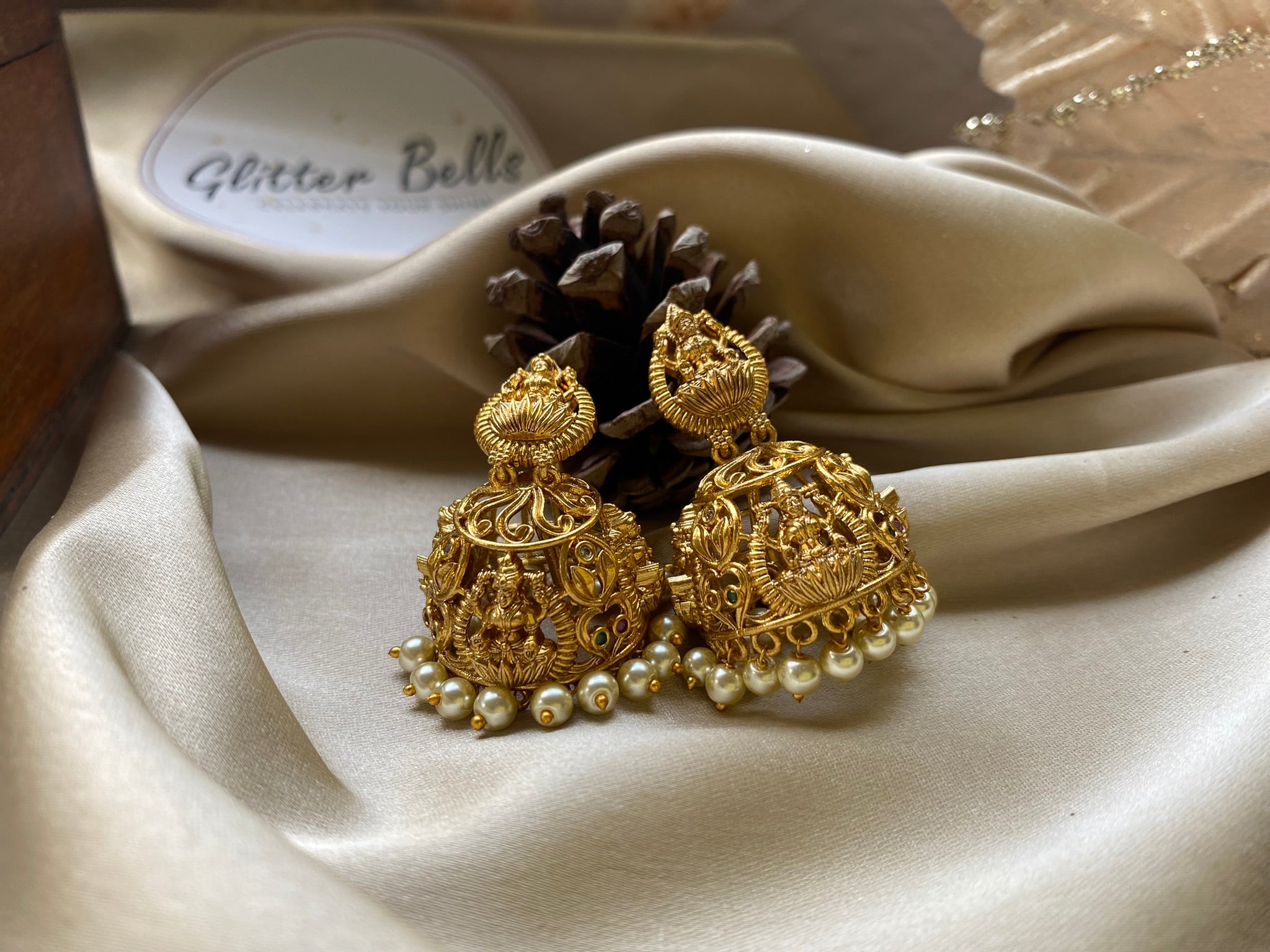 Gold earrings with pearl details