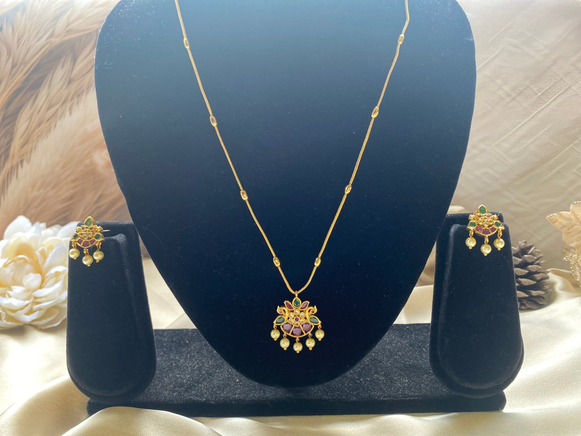 Lightweight gold-plated chain with floral pendant