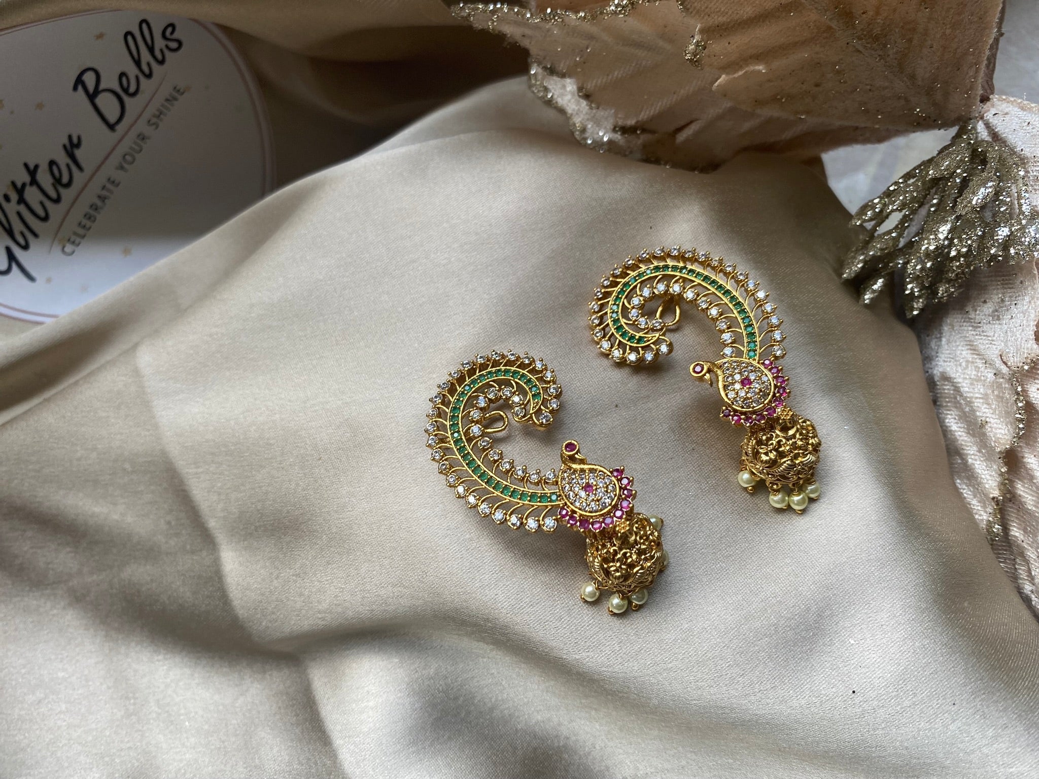 Antique gold finish with paisley-inspired design